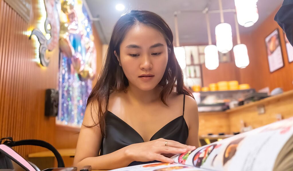 ผู้หญิงเลือกเมนูที่ทำกำไร เพราะการออกแบบเมนูอาหารตามหลักจิตวิทยา