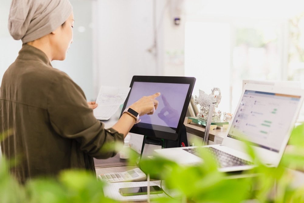 เจ้าของร้านอาหารกำลังตรวจสอบรายงานการขายและจัดการระบบ Operation ผ่านหน้าจอ POS