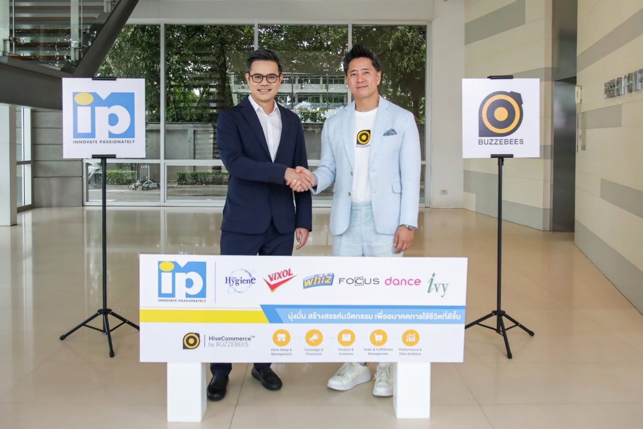 ผู้บริหาร I.P. One และ BUZZEBEES ร่วมถ่ายภาพในเคสความร่วมมือด้าน E-Commerce Ecosystem, Data-Driven Strategy, CRM และ Full-Funnel Growth